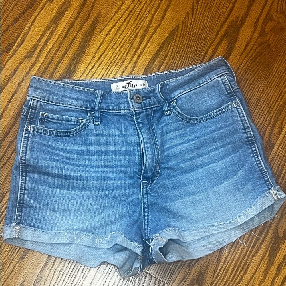Hollister High Waisted Light/Med Denim Shorts in Size 3/26